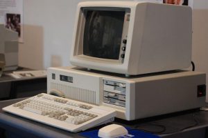 BM 1980 中期的 PC / AT，MBlairMartin，CC BY-SA 4.0